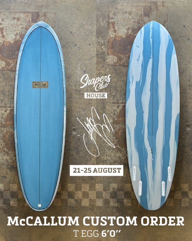 shapers-club- Deux vues d'une planche de surf bleue Jeff McCallum : la vue du dessus montre un design épuré avec un brin central, la vue du dessous présente des rayures ondulées bleu clair et des boîtes d'ailerons. Le texte comprend "Shapers Club", "21-25 August", "T Egg 6'0" Custom Order" et Marennes. -surf